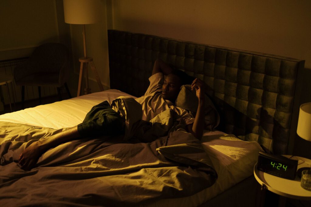 Piekeren in bed: zo kalmeer je je gedachten