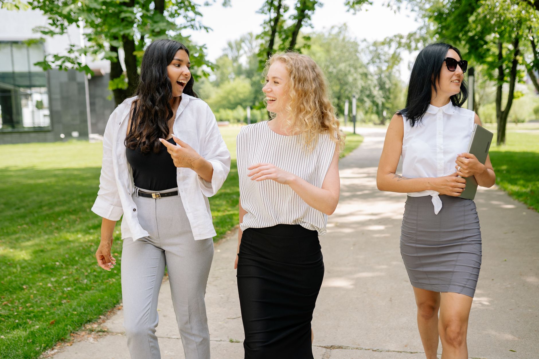 Collega's wandelen en praten in het park