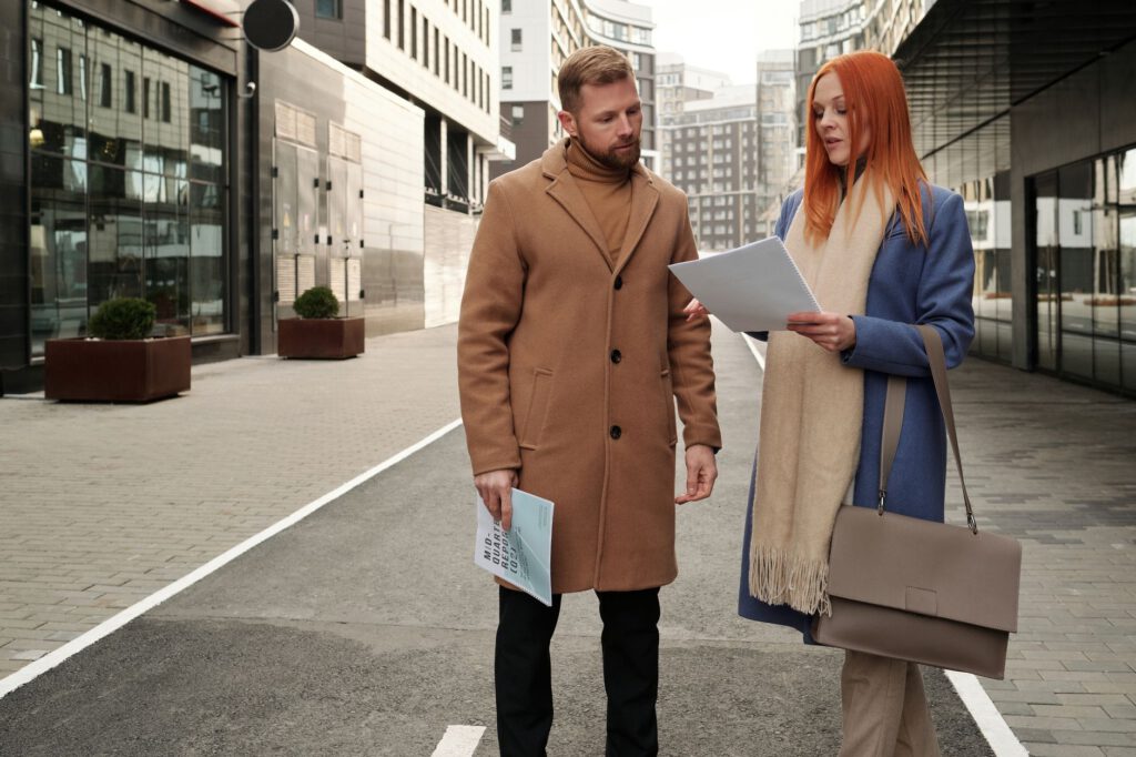 In gesprek tijdens een wandeling buiten